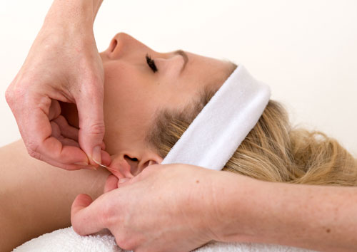 طب سوزنی گوش چطور به کاهش وزن کمک می‌کند؟