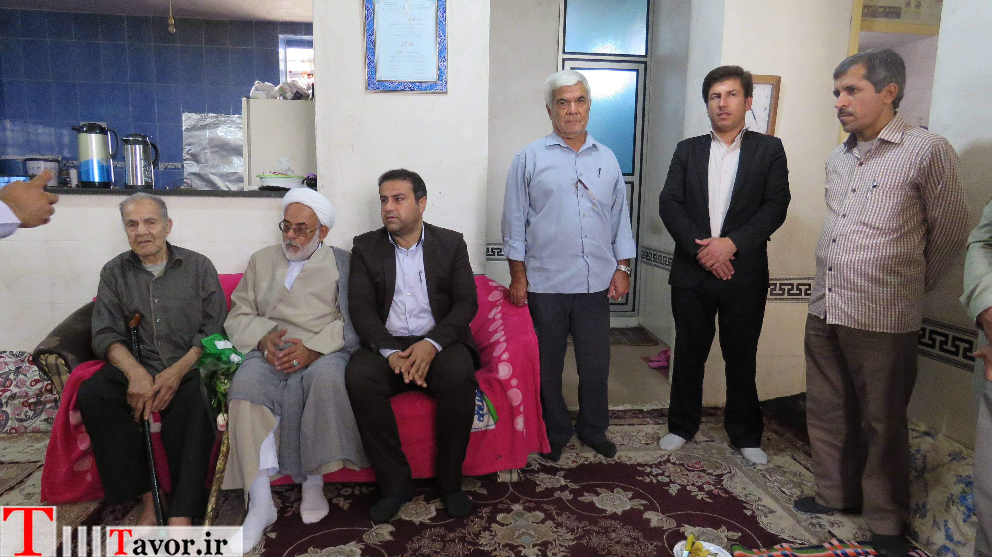 دیدار بخش دار بوشکان و مسئولین روستای فاریاب با خانواده شهید حسین یوسفی