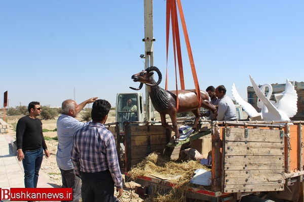 نصب تعداد زیادی تندیس در پارک بزرگ شهر بوشکان