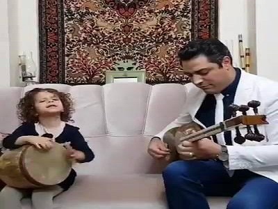 هنر نمائی کودک خردسال با تنبک و صدای دلنشین